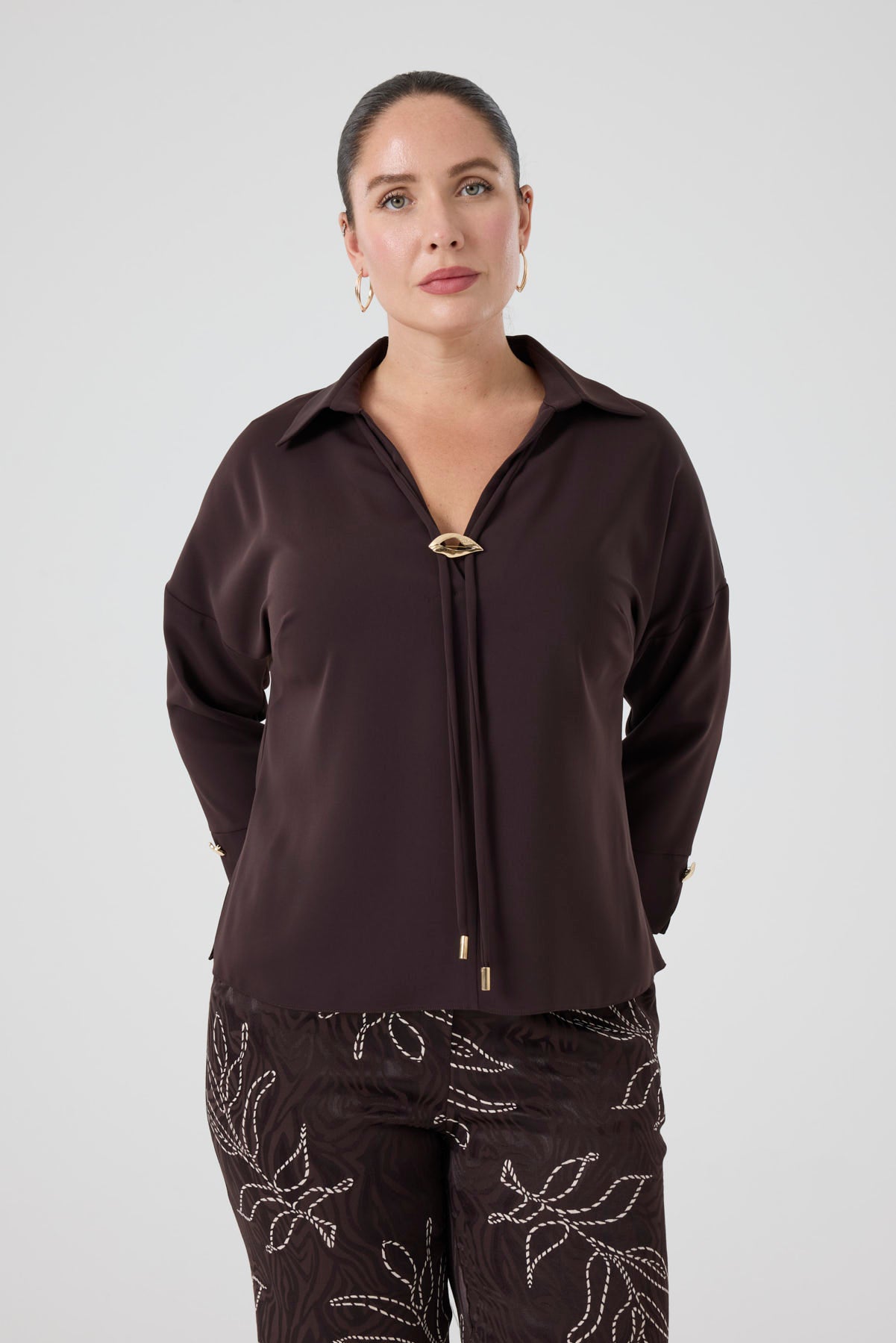 Gömlek Yaka Aksesuarlı Bluz Kahve