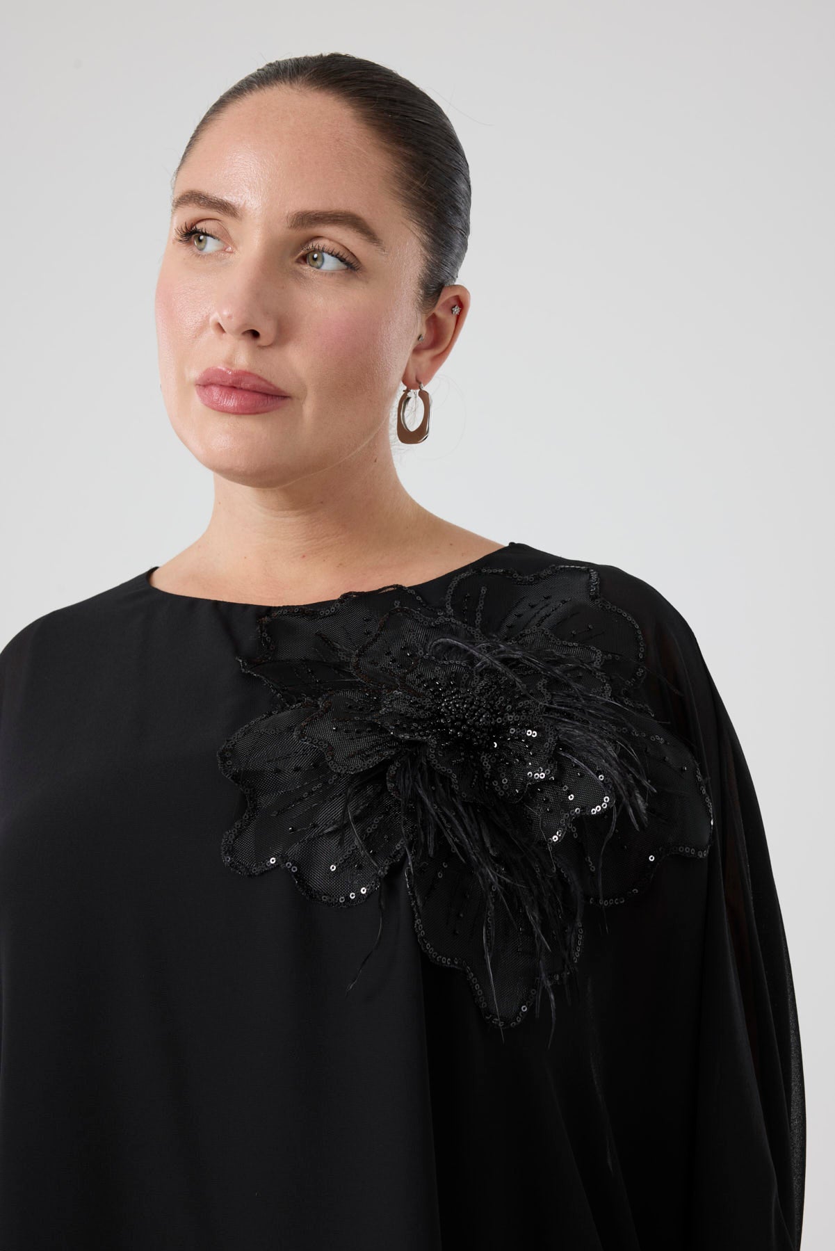 Büyük Çiçek Aplikeli Yarasa Kollu Takım Siyah