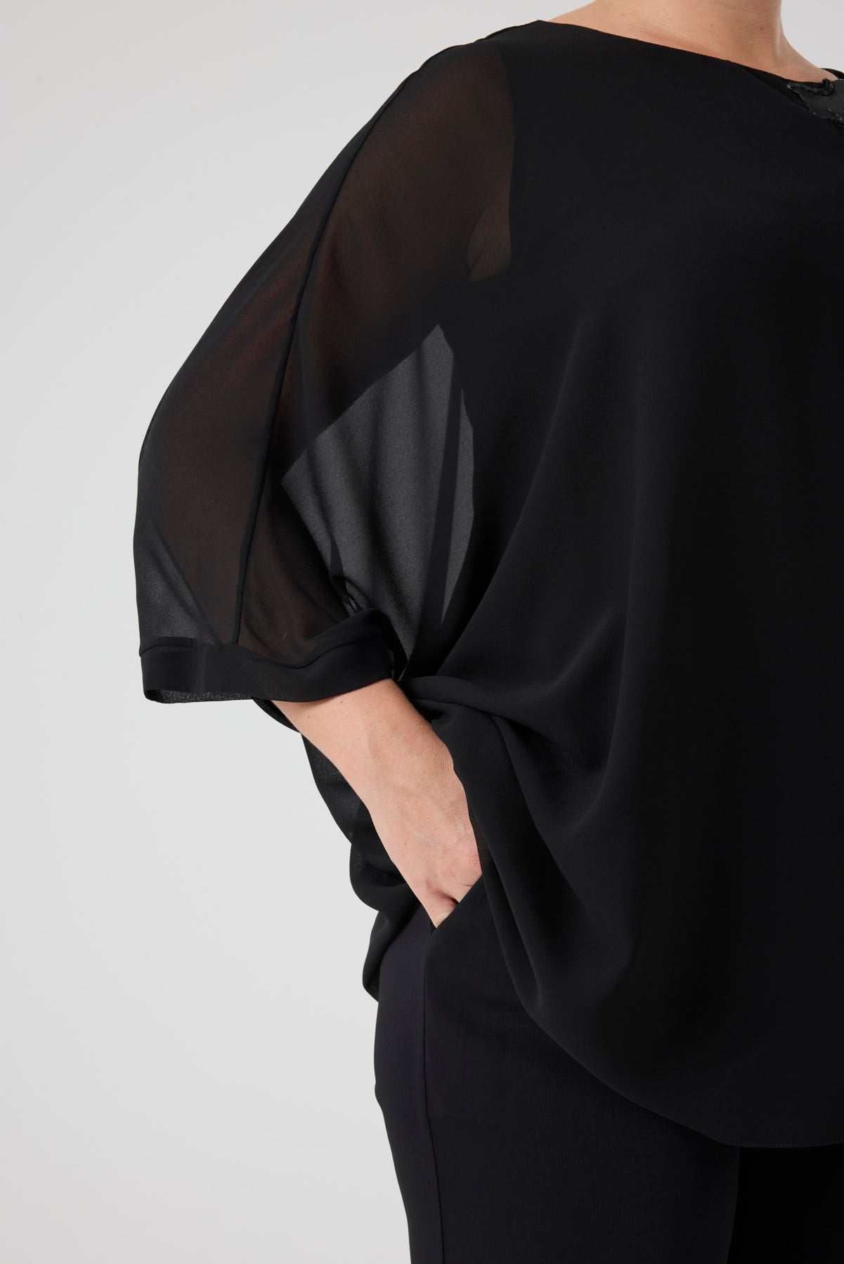 Büyük Çiçek Aplikeli Yarasa Kollu Takım Siyah