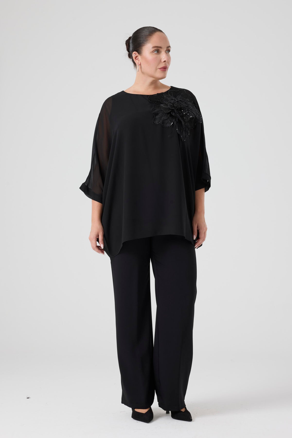 Büyük Çiçek Aplikeli Yarasa Kollu Takım Siyah