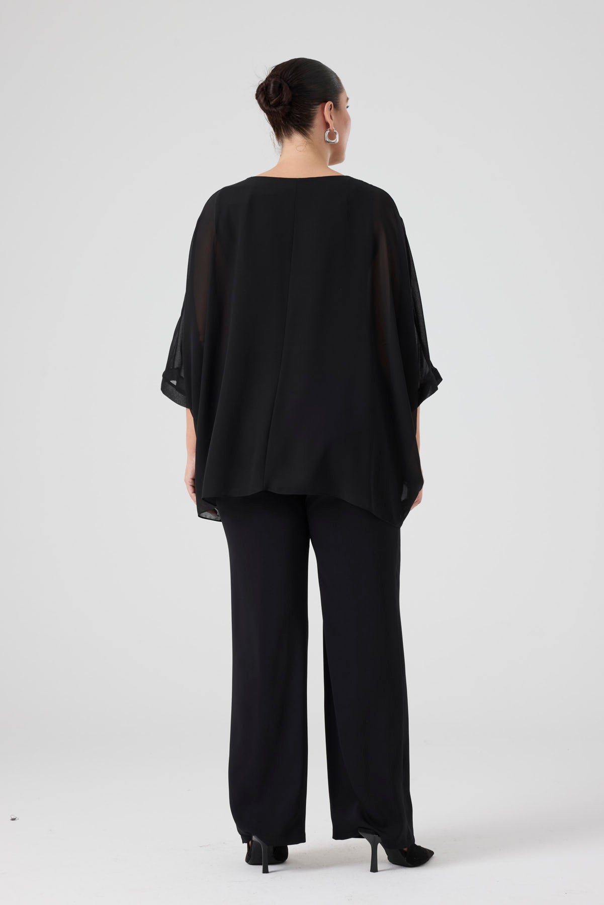 Büyük Çiçek Aplikeli Yarasa Kollu Takım Siyah