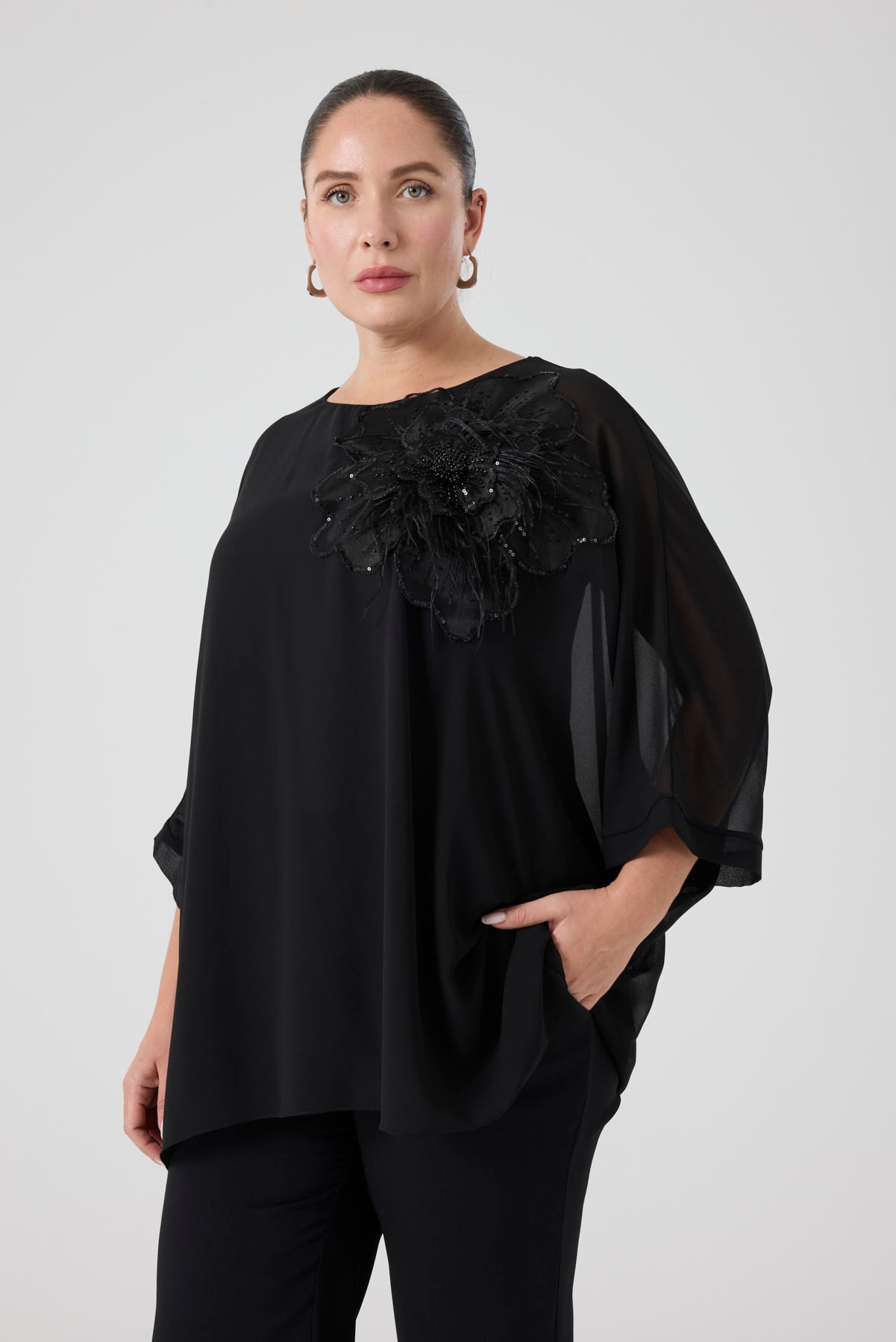 Büyük Çiçek Aplikeli Yarasa Kollu Takım Siyah