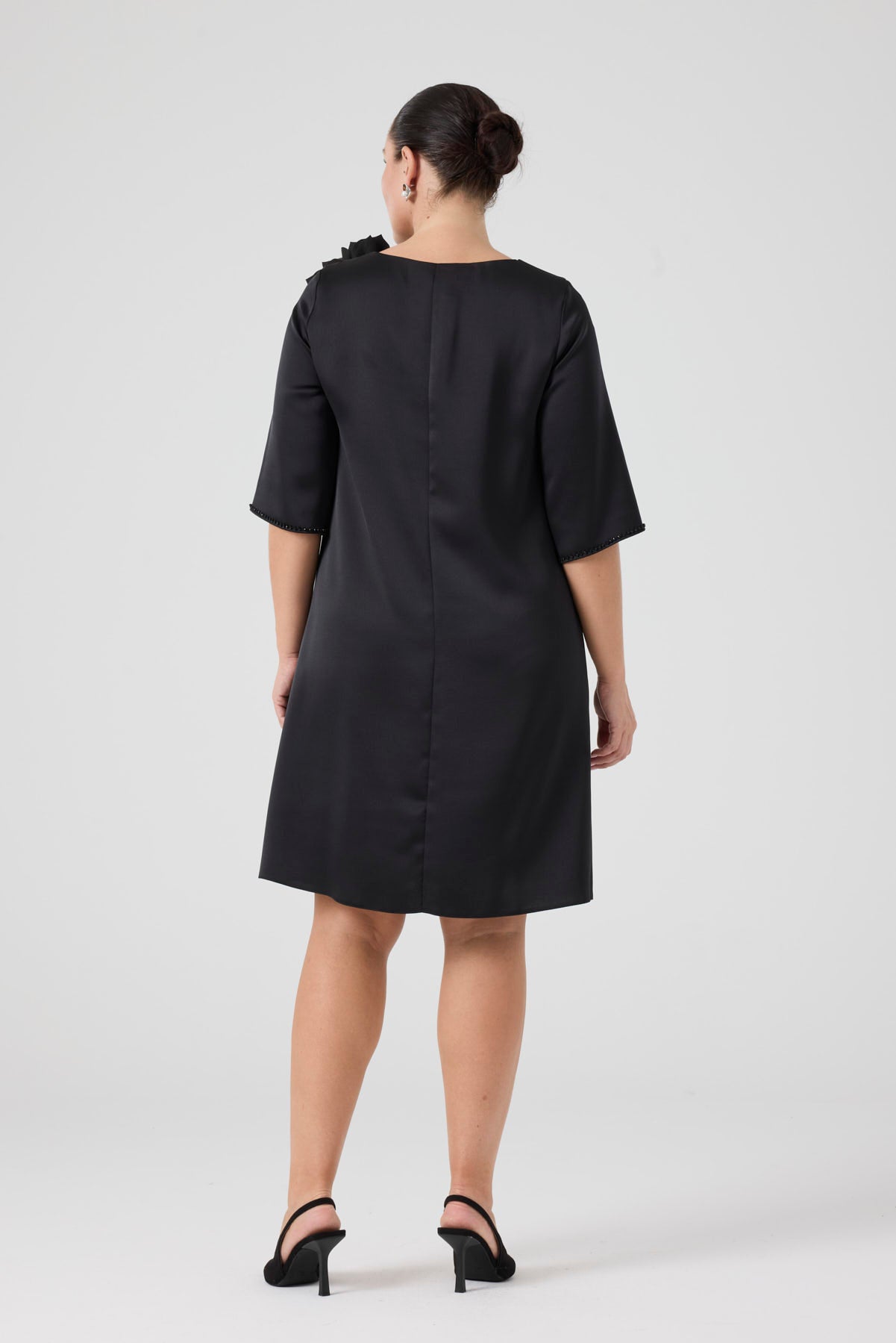 Çiçek Aksesuarlı Abiye Elbise Siyah