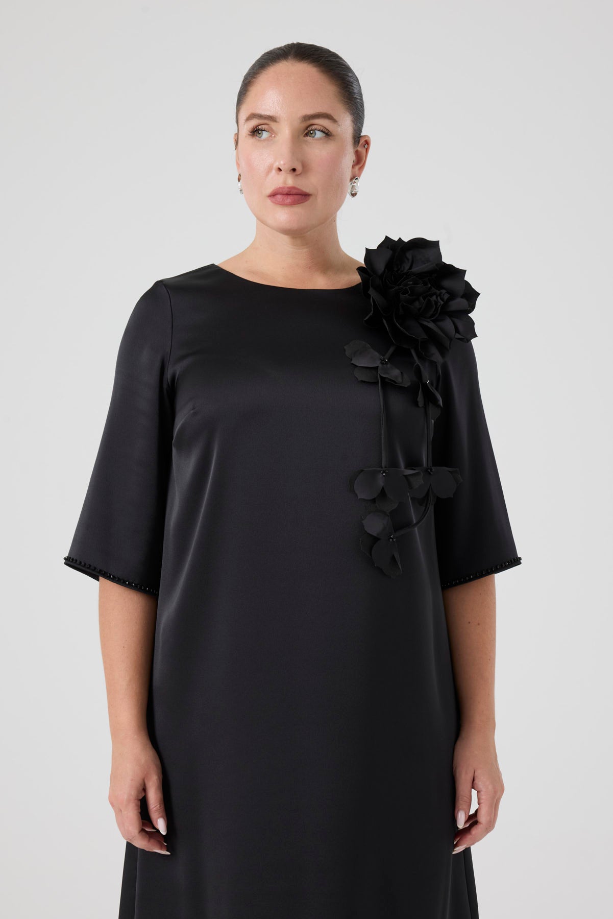 Çiçek Aksesuarlı Abiye Elbise Siyah