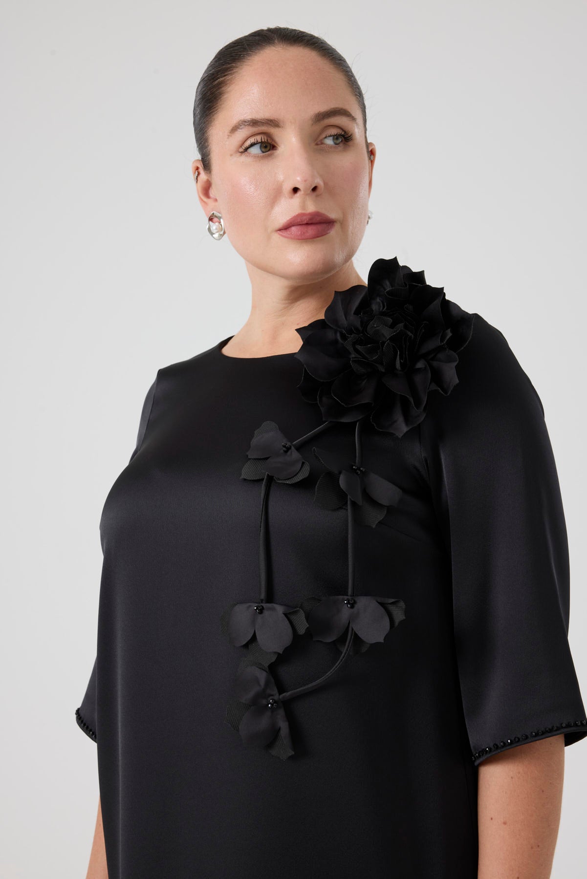 Çiçek Aksesuarlı Abiye Elbise Siyah