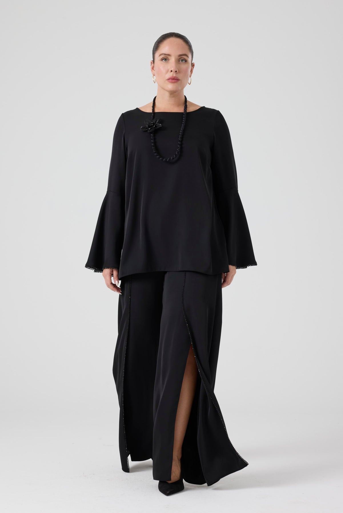 Volanlı Bluz - İşlemeli Yırtmaçlı Pantolon İkili Takım Siyah