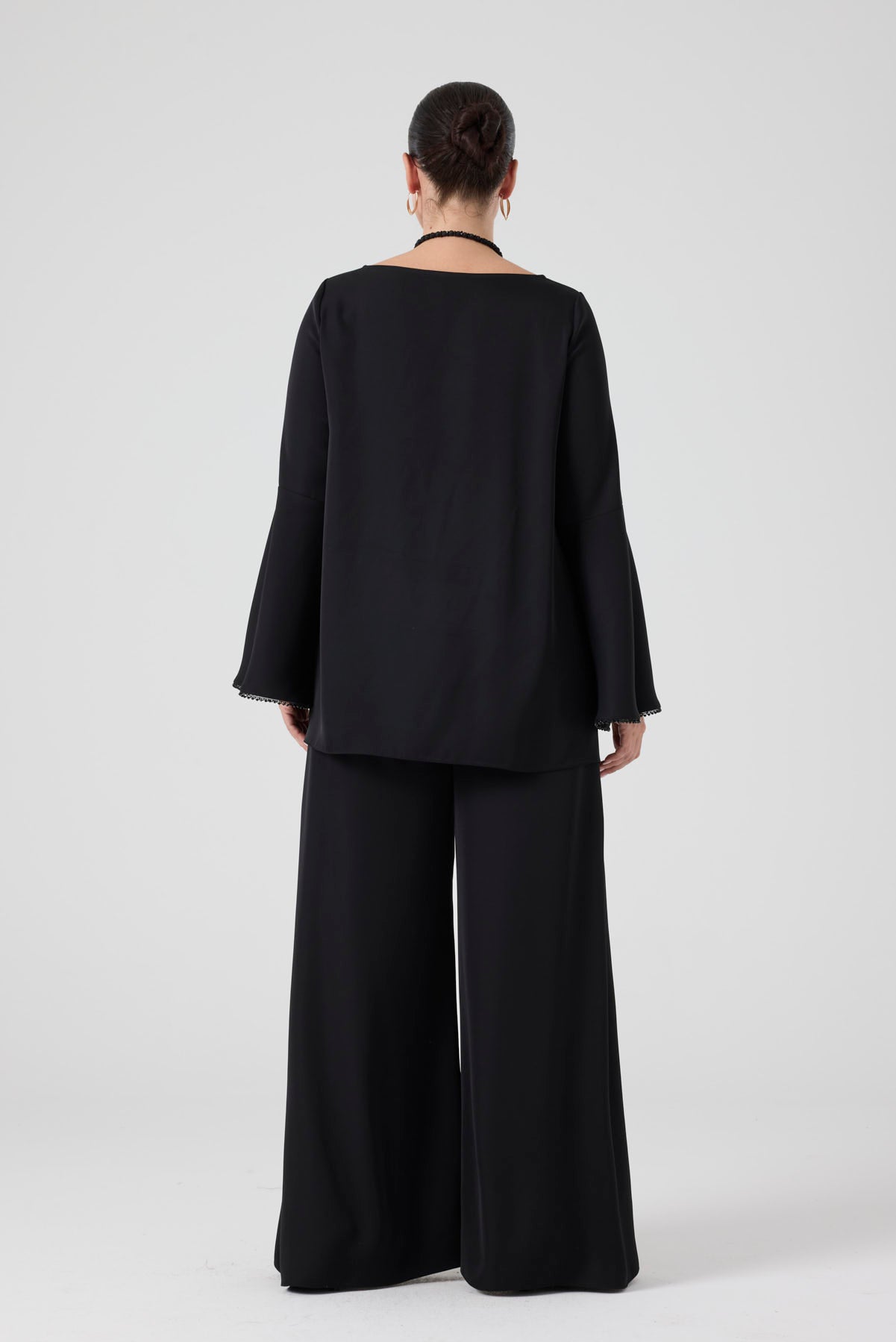 Volanlı Bluz - İşlemeli Yırtmaçlı Pantolon İkili Takım Siyah
