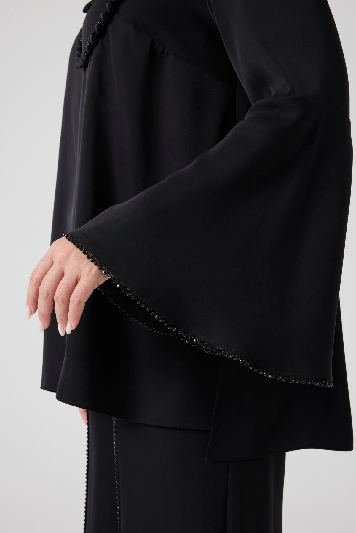 Volanlı Bluz - İşlemeli Yırtmaçlı Pantolon İkili Takım Siyah