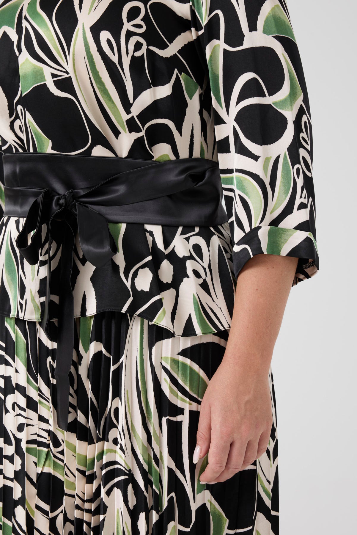 Eteği Piliseli Floş Viskon Takım Siyah