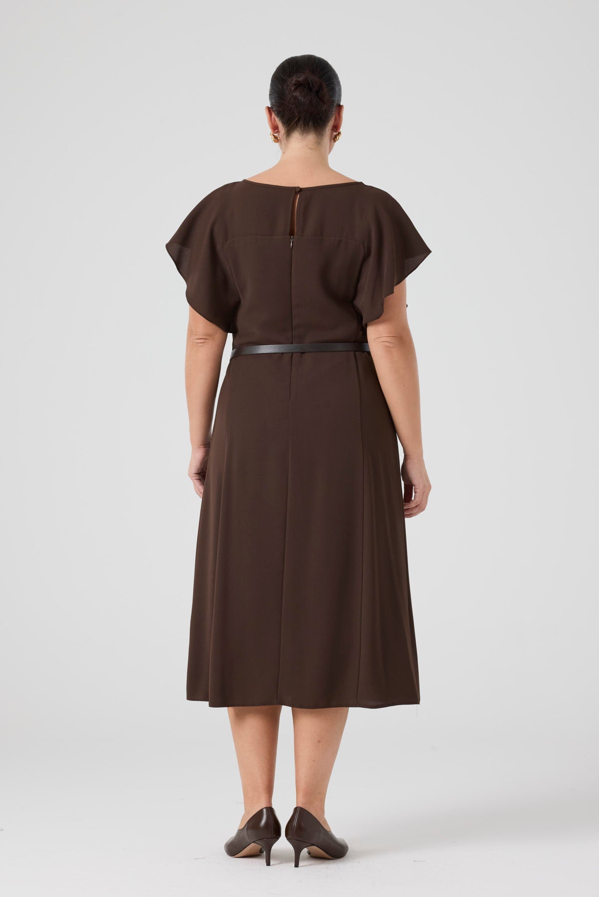 Kolları Volanlı Kemerli Elbise Kahve