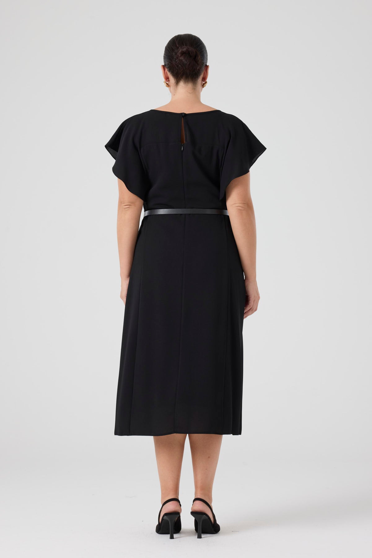 Kolları Volanlı Kemerli Elbise Siyah