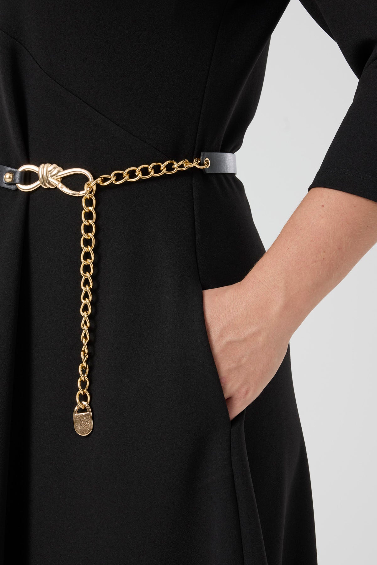 Damla Dekolteli Kemerli Örme Elbise Siyah