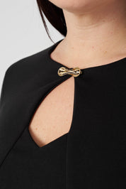 Yakası Pencere Detaylı Elbise Siyah