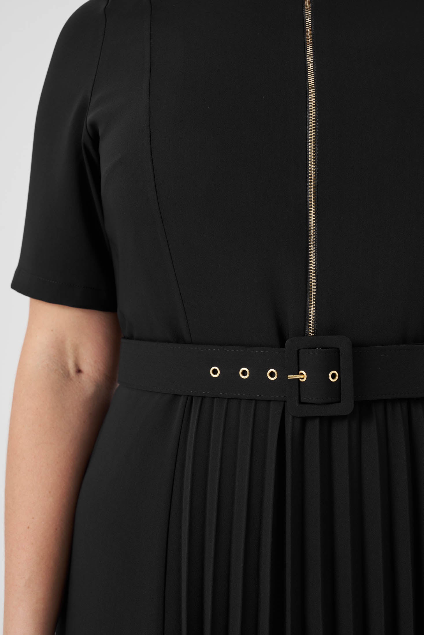 Piliseli Fermuarlı Elbise Siyah