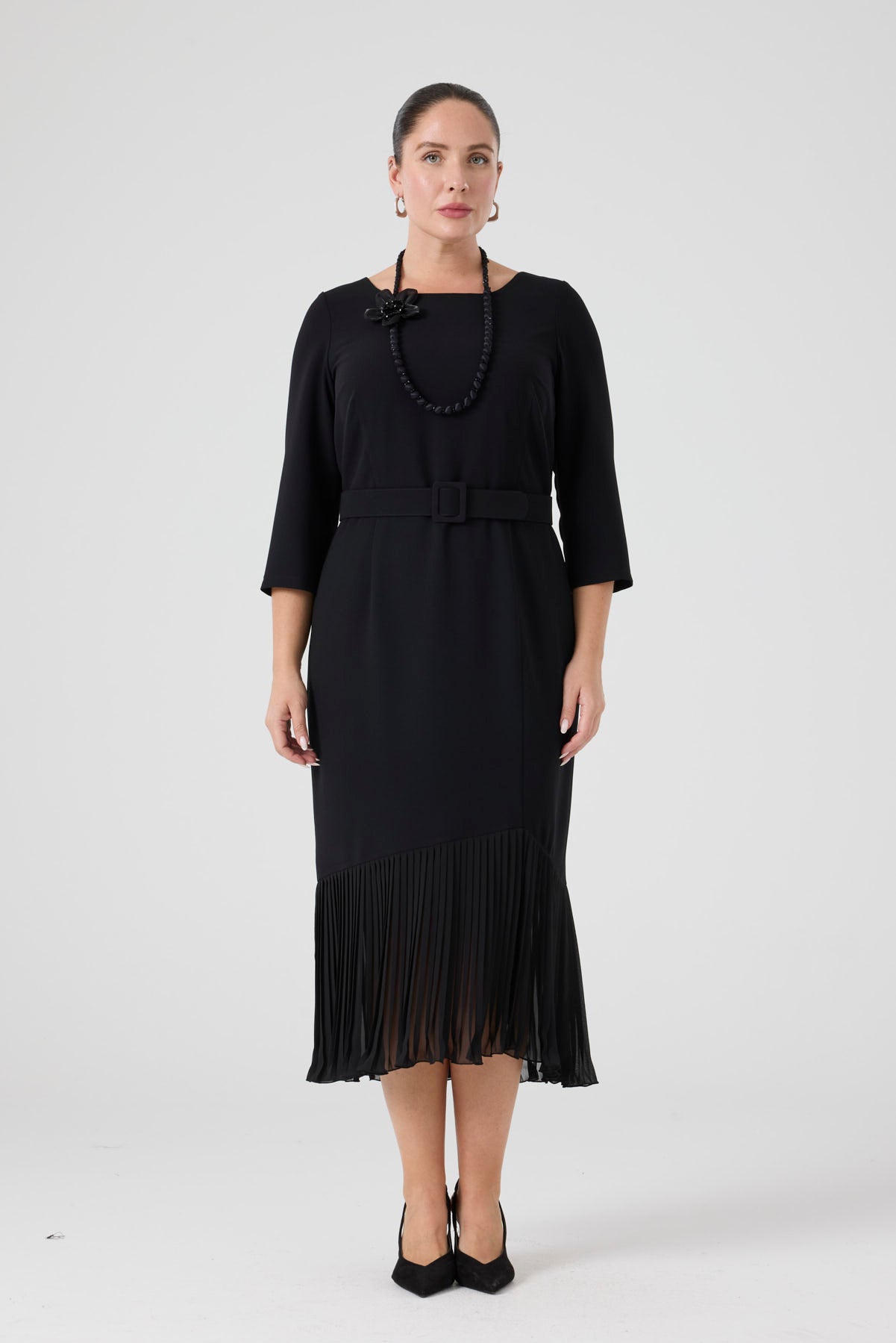 Pilise Detaylı Kemerli Elbise Siyah