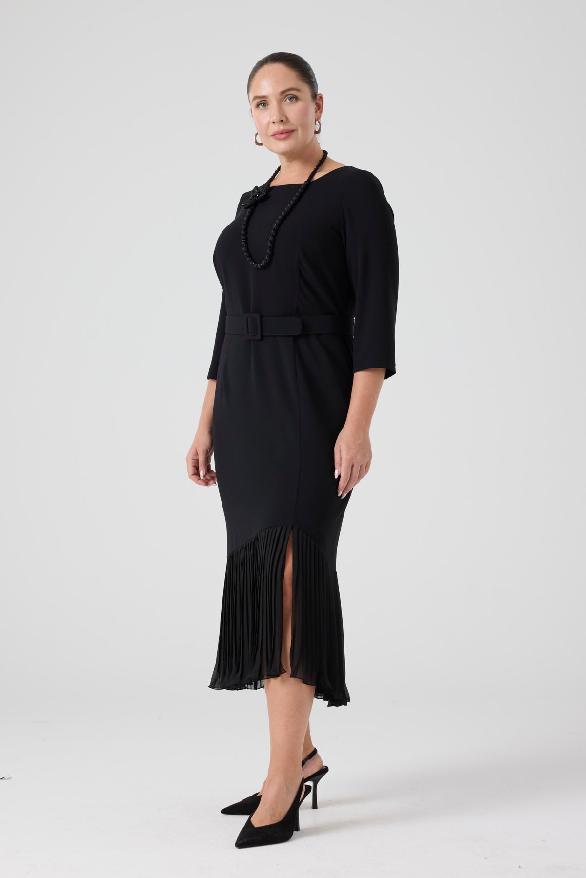 Pilise Detaylı Kemerli Elbise Siyah