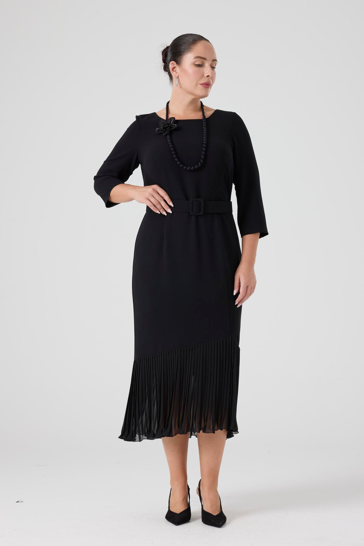 Pilise Detaylı Kemerli Elbise Siyah