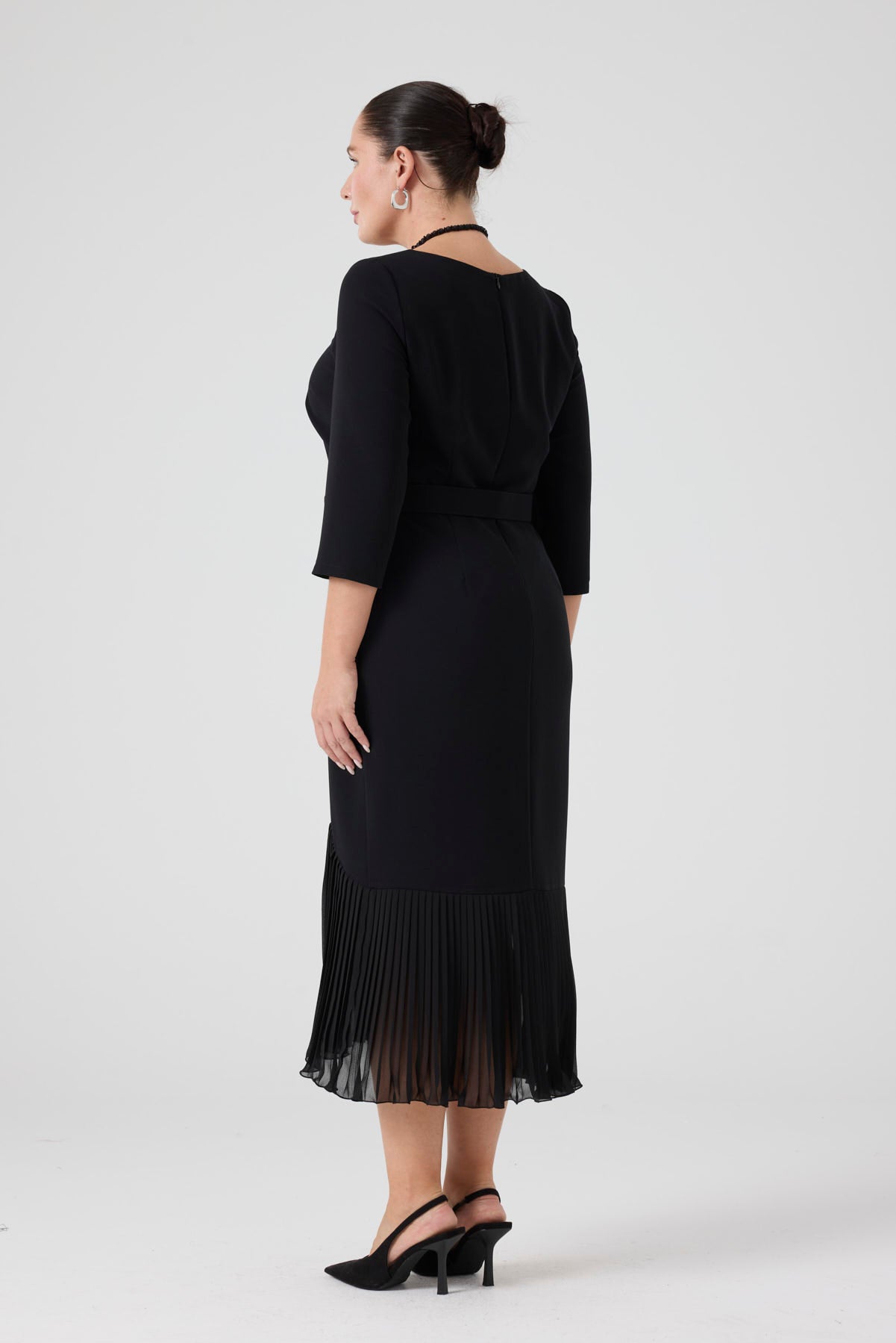 Pilise Detaylı Kemerli Elbise Siyah