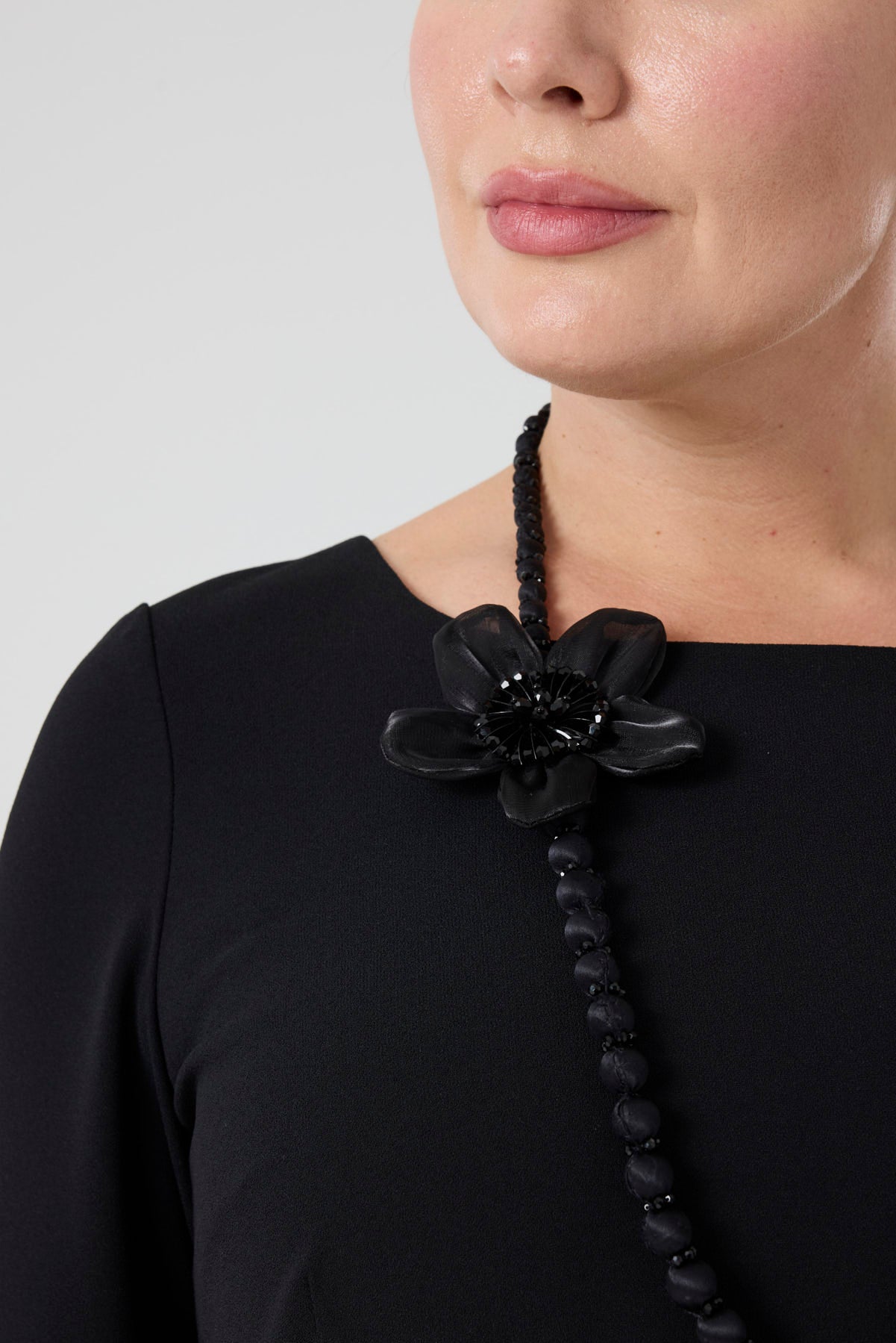 Pilise Detaylı Kemerli Elbise Siyah