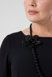 Pilise Detaylı Kemerli Elbise Siyah