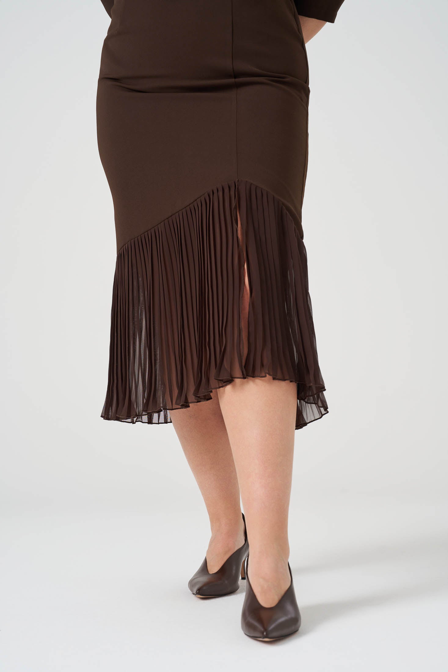 Pilise Detaylı Kemerli Elbise Kahve