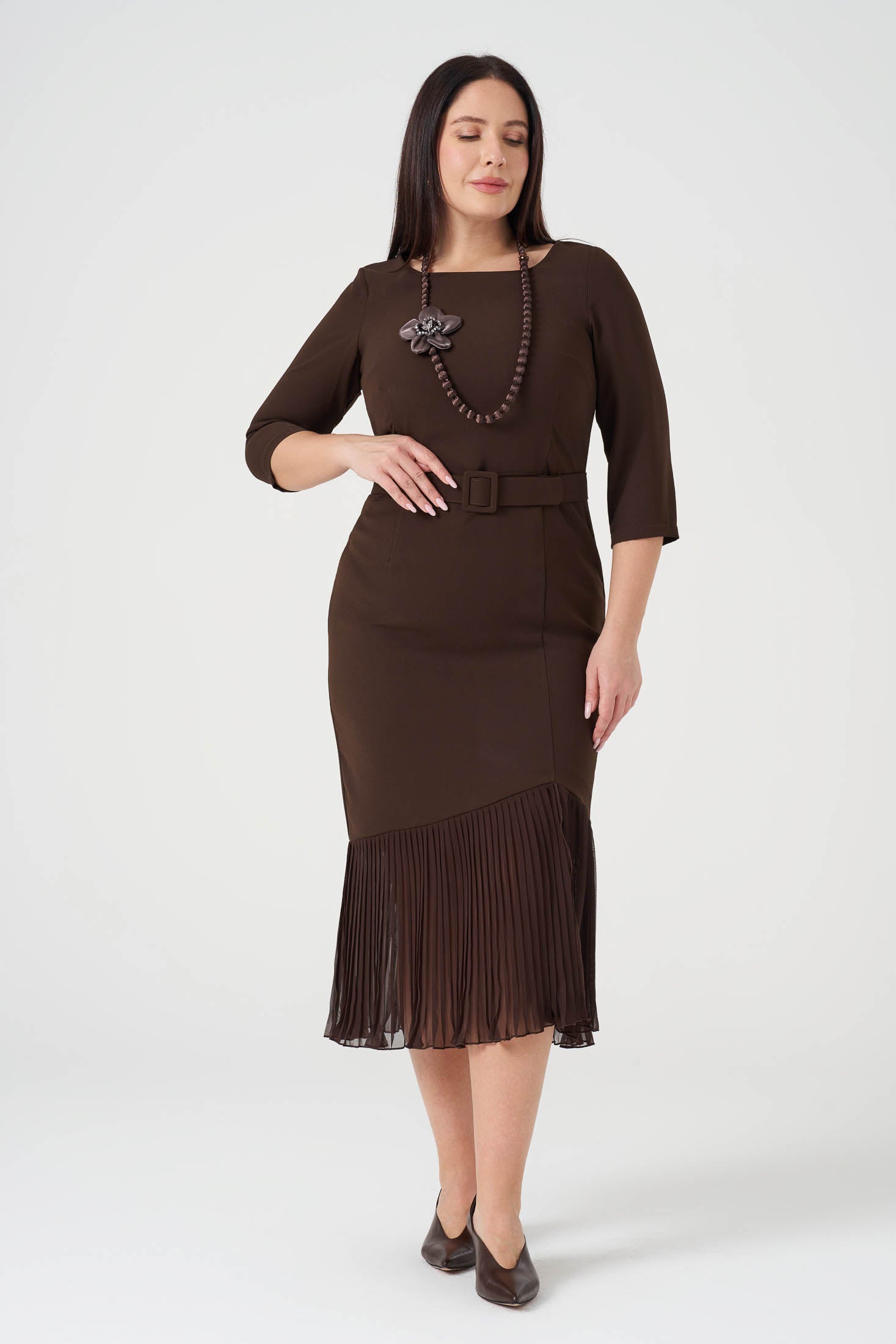 Pilise Detaylı Kemerli Elbise Kahve
