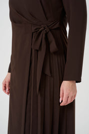 Yandan Bağlamalı Pilise Detaylı Elbise Kahve