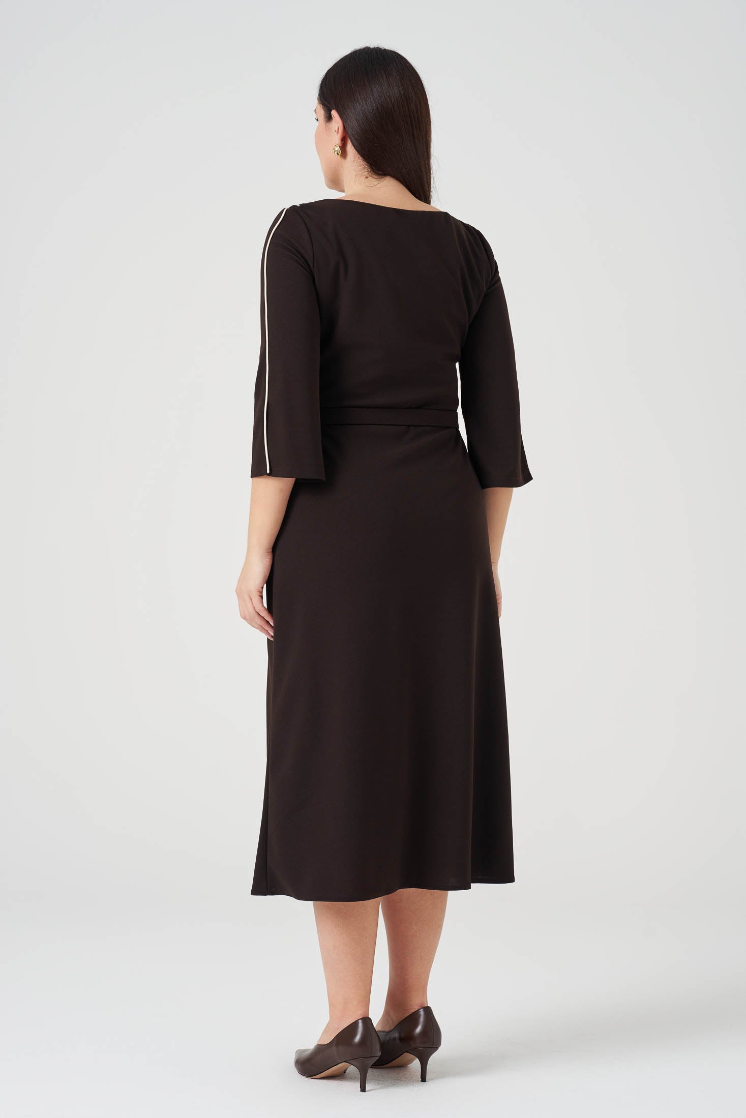 Düğme ve Biye Detaylı Kemerli Elbise Kahve