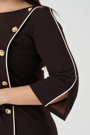 Düğme ve Biye Detaylı Kemerli Elbise Kahve