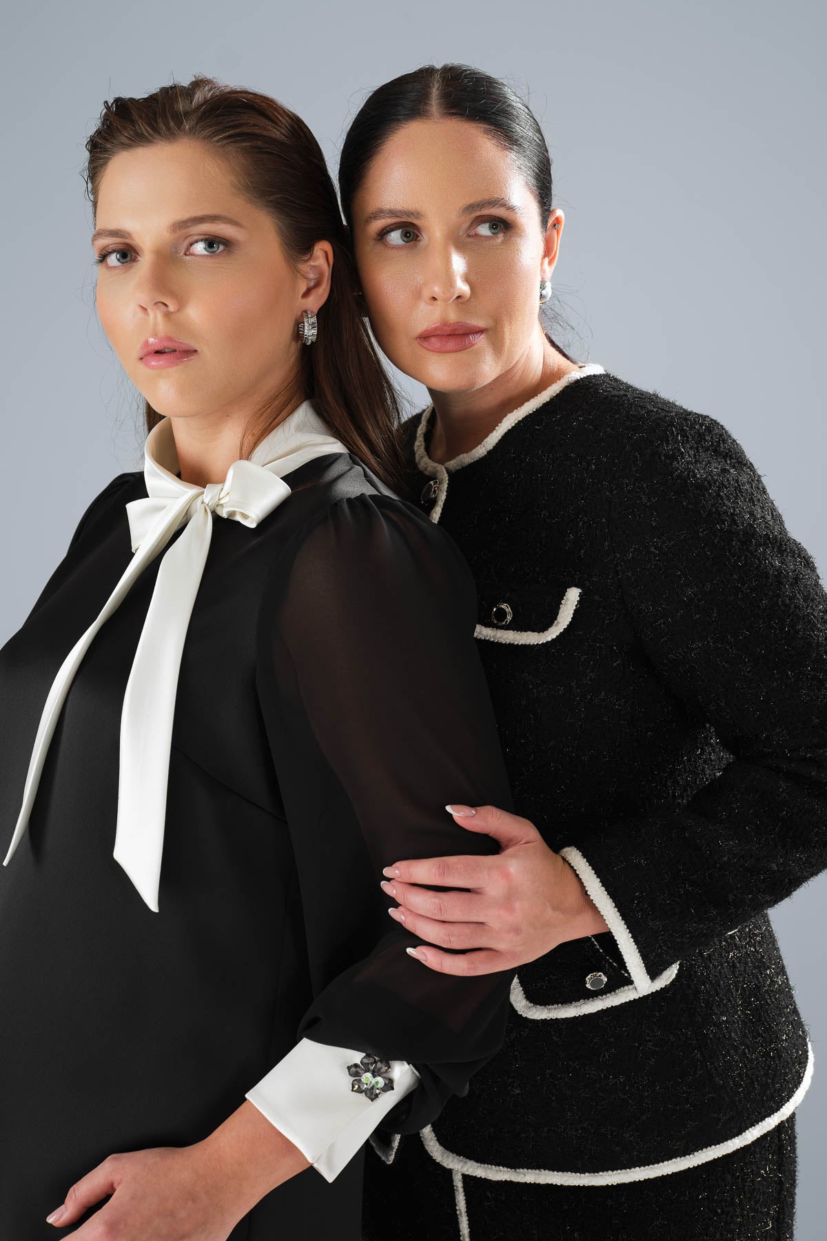 Yakası Fularlı Örme Elbise Siyah