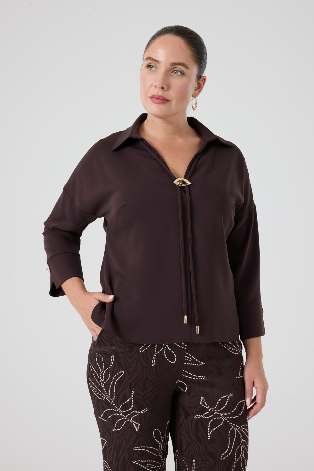 Gömlek Yaka Aksesuarlı Bluz Kahve